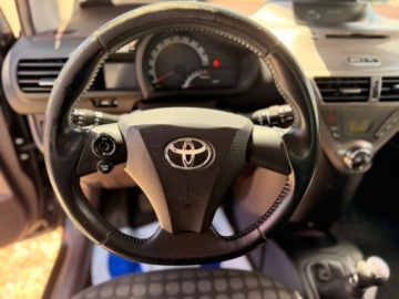 Toyota iQ 1.4 TD 90KM 2011 Toyota iQ Swietny stan Bogate wyposazenie Zawraca w miejscu 1.4 90KM, zdjęcie 16