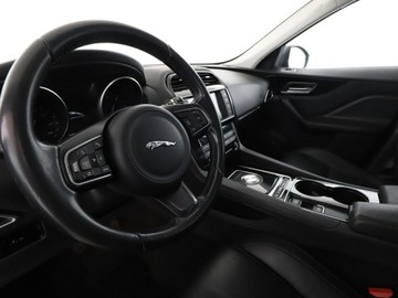 Jaguar F-Pace SUV 2.0 i4D 180KM 2016 Jaguar F-PACE 20d Automat AWD Portfolio Nawigacja, zdjęcie 13