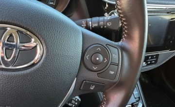 Toyota Auris II Hatchback 5d Facelifting 1.8 Hybrid 136KM 2016 Toyota Auris II Lift, 2016R, Bezwypadkowa, Automat, Zarejestorwana w PL, V, zdjęcie 23