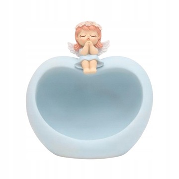 Ключи от статуи маленькой девочки на столе из смолы