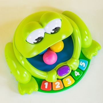 Зеленая игрушка Bright Starts Pop & Giggle Pond Pal