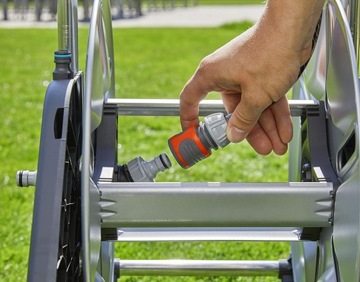 Комплект Gardena AquaRoll M Easy Metal: тележка для шланга длиной до 60 м.
