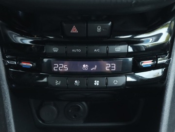 Peugeot 2008 I SUV 1.2 PureTech 110KM 2015 Peugeot 2008 1.2 PureTech, Salon Polska, zdjęcie 14