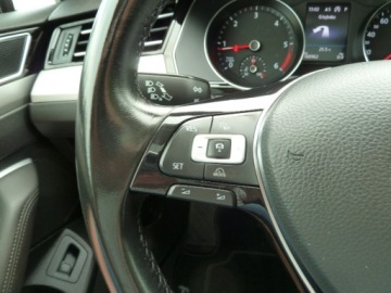 Volkswagen Passat B8 Variant 2.0 TDI BlueMotion SCR 150KM 2018 Volkswagen Passat NAWIGACJA PLHIGHLINE DSG-7PANORAMAASYSTENT PARKOWANIASKO, zdjęcie 8