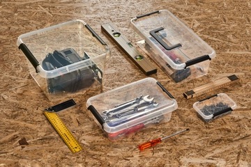 Пластиковый контейнер с крышкой, 40 л, закрывается ручкой.