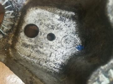 UCHYCENÍ DRŽÁK NOSNÍKU ZADNÍ VW PASSAT B5 1.9 TDI