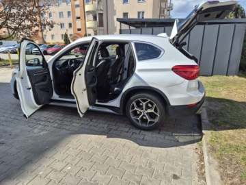 BMW X1 F48 2018 BMW X1 245KM xDrive biała perła, zdjęcie 2