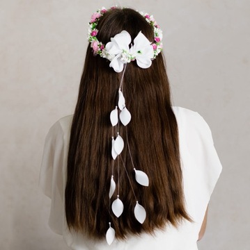 Живой венок для причастия, белые и розовые розы.