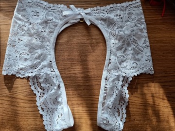 эротические трусики-стринги с бусинами и дырочкой