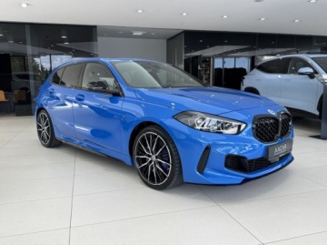 BMW Seria 1 F40 Hatchback M 2.0 M135i 306KM 2022 BMW Seria 1 M135i xDrive Pakiet M Performance Panorama Ambiente FV23, zdjęcie 4