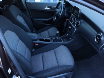 Mercedes Klasa A W176 Hatchback 5d Facelifting 180 122KM 2015 Mercedes A A 180, Serwis ASO, Klima, Klimatronic, zdjęcie 8