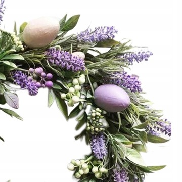 Пасхальный венок, висящий на входной двери Окнодла