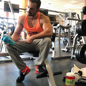 МАЛЕНЬКИЙ ШЕЙКЕР AMIX - 400 мл, 6 ЦВЕТОВ, БЕЛЫЙ Компактный, с мерным стаканчиком и ситечком.