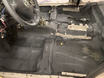 PIANKA AKUSTYCZNA MATA WYGŁUSZAJĄCA Z KLEJEM 13mm 25x100cm