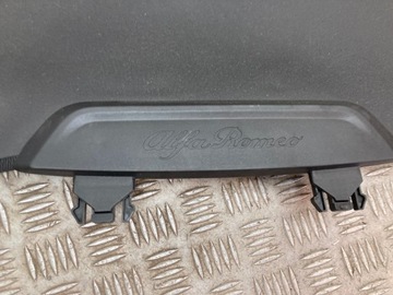 ALFA ROMEO STELVIO POLIČKA ROLETA KUFRU ČALOUNĚNÍ