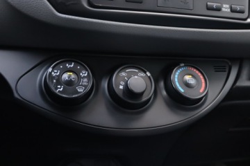 Toyota Yaris III Hatchback 5d Facelifting 1.0 VVT-i 69KM 2017 Toyota Yaris 1.0 VVT-i, Salon Polska, zdjęcie 11