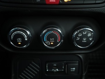 Jeep Renegade SUV 1.6 MultiJet 120KM 2017 Jeep Renegade 1.6 MultiJet, Salon Polska, Navi, zdjęcie 12