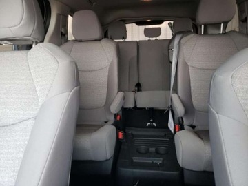 Toyota Sienna III 2023 Toyota Sienna 2023, 2.5L, LE, porysowany lakier 2.5 Benzyna 189KM, zdjęcie 8