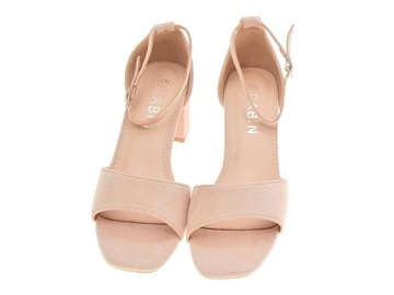 Розовые замшевые босоножки на низком каблуке, размер 39.