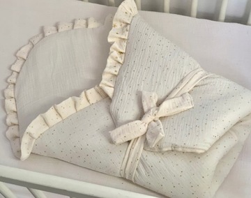 Муслиновый конус с рюшами из роз и золотых звезд.