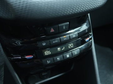 Peugeot 2008 I SUV Facelifting 1.2 PureTech 110KM 2016 Peugeot 2008 1.2 PureTech, Salon Polska, zdjęcie 14