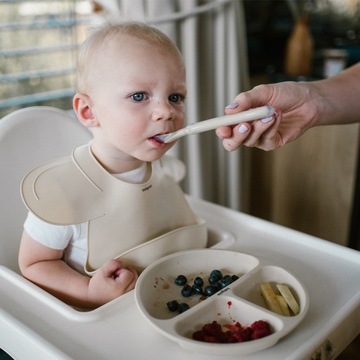 Silikonowy śliniak z regulowanym zapięciem Babyono 1639/04 beżowy
