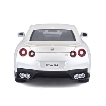 Nissan GT-R 1:24 модель Bburago 18-21082 белый