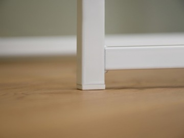 ДЕРЕВЯННАЯ КОНСОЛЬ С ЯЩИКОМ ДЛЯ ХАЛЛЕИ ДУБ НОРА С НА БЕЛЫХ НОЖКАХ