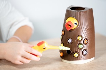 МАГНИТНАЯ ИГРА КОРМИТЬ ПТИЦУ ДЛЯ ДЕТЕЙ МОНТЕССОРИ ВУДПЭПЕ 12 ЧЕРВЬ