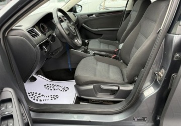 Volkswagen Jetta VI Sedan 1.2 TSI 105KM 2013 Volkswagen Jetta Salon Polska. Serwis ASO Czujniki 1.2 Benzyna 105KM, zdjęcie 13