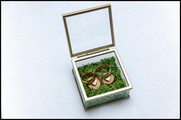 СТЕКЛЯННАЯ КОРОБКА ДЛЯ ОБРУЧАЛЬНЫХ КОЛЬЦ С МХОМ