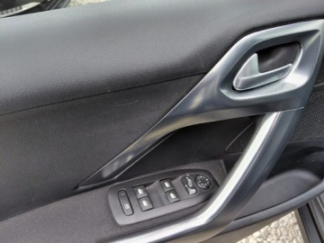 Peugeot 2008 I SUV Facelifting 1.2 PureTech 130KM 2019 Peugeot 2008 130 KM Klimatronik Sensor PDC Navi 1.2 Benzyna 130KM, zdjęcie 8