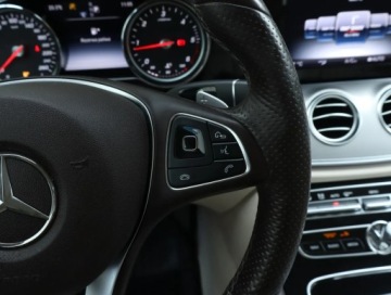 Mercedes Klasa E W213 Limuzyna 2.0 220d 194KM 2016 Mercedes E E 220 d, Salon Polska, 191 KM, Automat, zdjęcie 19