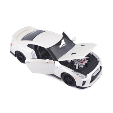 Nissan GT-R 1:24 модель Bburago 18-21082 белый