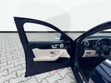 Mercedes Klasa E W213 Limuzyna Plug-in Facelifting 2.0 300de 306KM 2022 Mercedes-Benz Klasa E E 300 de Business Edition AMG Burmester Kamera 36, zdjęcie 9