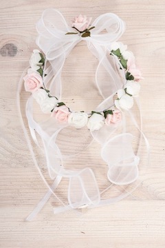 Причастный венок на булочке с розами пастельных тонов