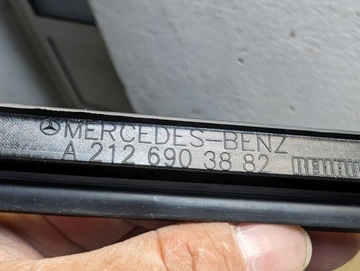 MERCEDES E-KLASA W212 LISTWA DRZWI ZGARNIAJĄCA TYŁ PRAWA