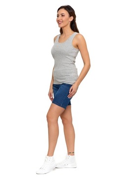 Женская футболка на руках на плече