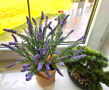 Искусственная лаванда в горшке, как живой вересковый джут.