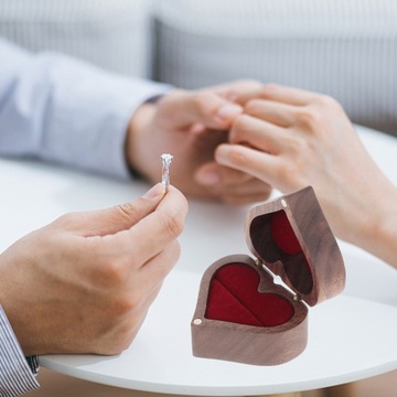 Męski pierścionek zaręczynowy serce mały uchwyt drewniane pudełko