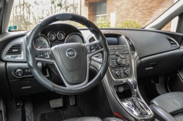 Opel Astra J Hatchback 5d 2.0 CDTI ECOTEC 160KM 2009 Opel Astra 2,0CDTI (160KM) Automat Skory 2.0 Diesel 160KM, zdjęcie 8