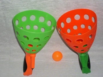 ПУСКАТЕЛЬ ДЛЯ ШАРОВ Запустите мяч и поймайте его в корзину.