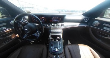 Mercedes Klasa E W213 2021 Mercedes-Benz Klasa E 350 4Matic Pakiet AMG Bogata wersja 2.0 255KM, zdjęcie 10