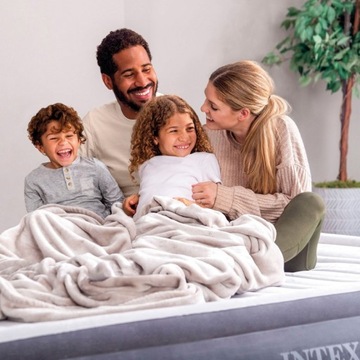 Большая двухместная кровать с надувным матрасом Intex и насосом