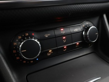 Mercedes Klasa A W176 Hatchback 5d Facelifting 180 d 109KM 2015 Mercedes A 180 A180 CDI Urban Klimatyzacja, zdjęcie 25