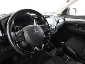 Mitsubishi Outlander III SUV Facelifting 2015 2.0 MIVEC 150KM 2016 Mitsubishi Outlander kamera hak grzane fotele, zdjęcie 13
