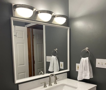 Прямоугольное настенное зеркало в белой раме, 60х90см.