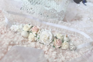 Нежная крестильная повязка на голову из цветов для девочки.