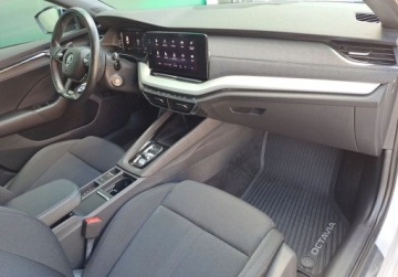 Skoda Octavia IV Liftback 1.5 TSI EVO 150KM 2023 Skoda Octavia 1.5eTSI 150KM Hak Virtual Martwe pole ACC Manetki Ambiente E, zdjęcie 9