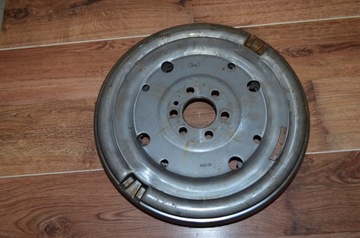 Маховик двухмассовый vw Seat skoda 03F105266C 2000км